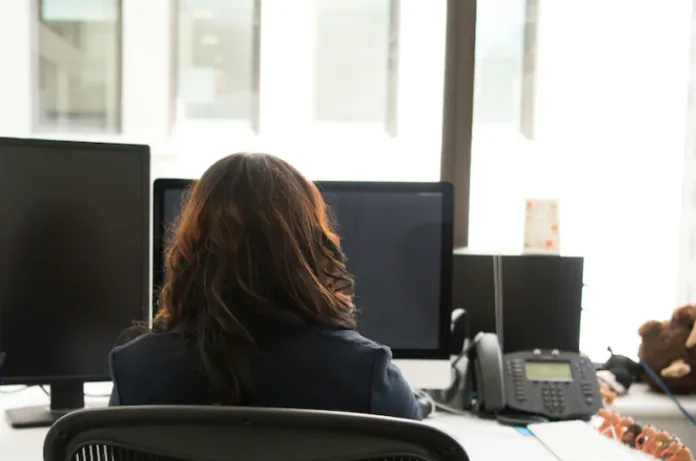 ऑफिस की कुर्सी पर घंटों बैठे रहना बन सकता है बीमारी की वजह, जानें क्या कहते हैं एक्सपर्ट