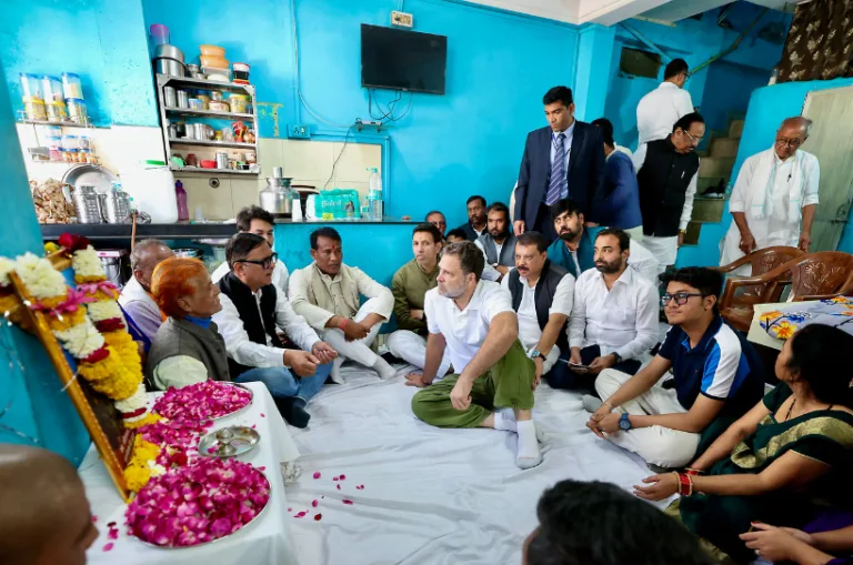 इंदौर:दूषित पानी से जान गंवाने वालों के परिजनों से मिले राहुल गांधी, 1-1 लाख का चेक सौंपा