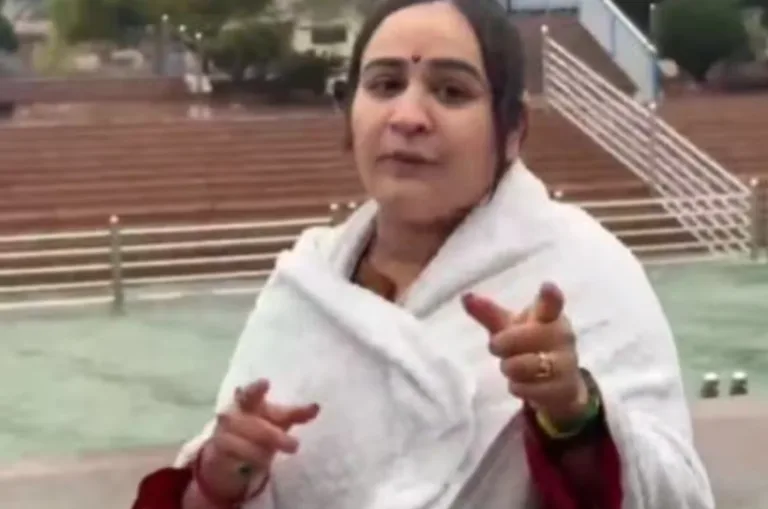 ‘ये नहाते वक्त मेरा फोटो…’, गंगा स्नान के बाद पत्रकारों पर भड़कीं अपर्णा यादव, कार्रवाई की दी चेतावनी