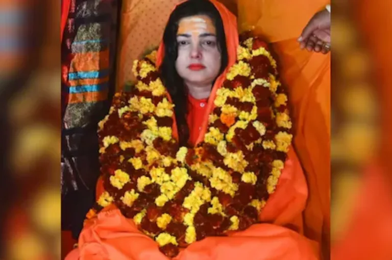 ममता कुलकर्णी को किन्नर अखाड़े से निकाला गया बाहर, शंकराचार्य अविमुक्तेश्वरानंद पर बयान बना वजह