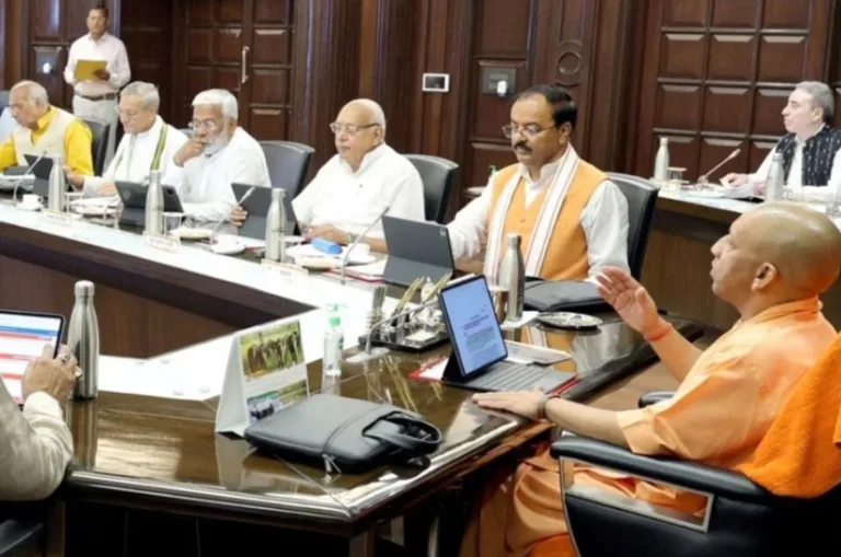 शिक्षकों-शिक्षामित्रों को कैशलेस इलाज की सौगात, DL होगा फेसलेस; योगी कैबिनेट में 30 प्रस्तावों को मंजूरी