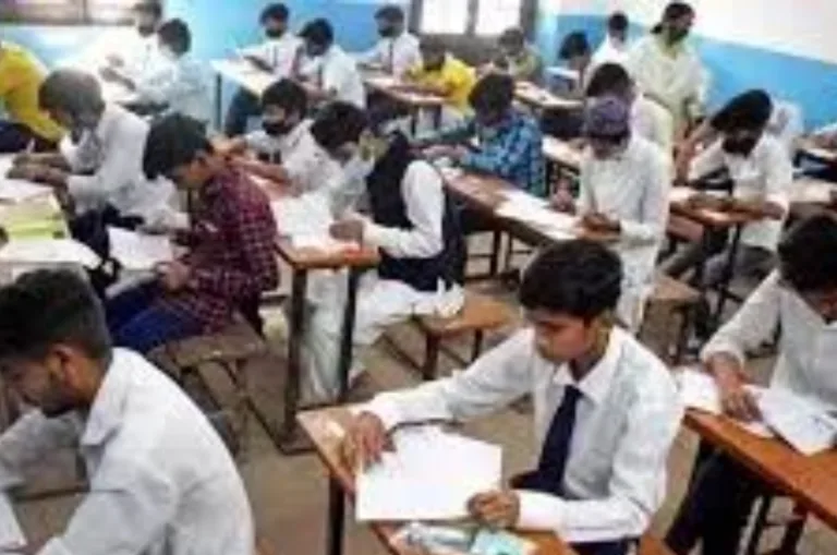 यूपी बोर्ड परीक्षा 2026: जूते-मोजे उतरवाने पर रोक, तलाशी से लेकर निगरानी तक सख्त नियम लागू