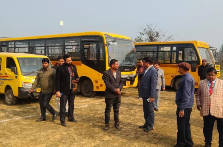 राष्ट्रीय सड़क सुरक्षा माह: बस्ती के कर्मा देवी शिक्षण संस्थान में स्कूल बसों की जांच, छात्रों को किया गया जागरूक