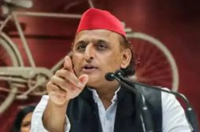 शंकराचार्य के शिष्यों से धक्का-मुक्की पर अखिलेश यादव का हमला, बोले– दुर्व्यवहार अक्षम्य