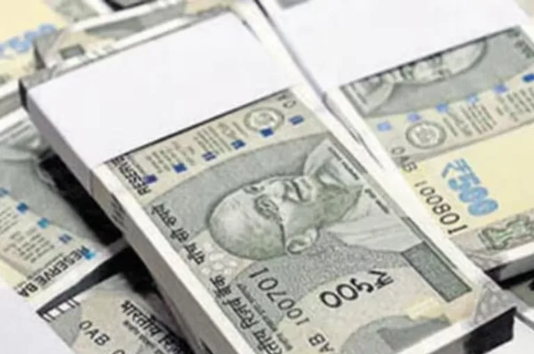 यूपी में भाजपा नेता करोड़ों रुपये के नोटों के बंडल के साथ वीडियो में वायरल