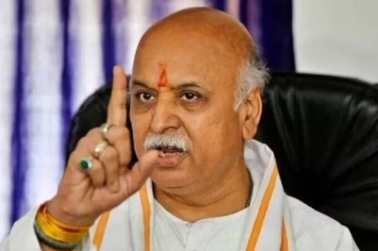 शंकराचार्य विवाद पर प्रवीण तोगड़िया की एंट्री,योगी और अविमुक्तेश्वरानंद से बोले- हिन्दू बंटेंगे तो कटेंगे