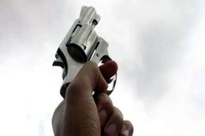 सरेआम फायरिंग करने वाली युवती कौन है? पुलिसवालों से भी करती है वसूली