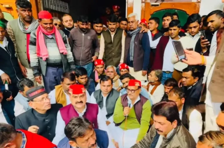 संभल में सपा vs भाजपा: गरमाई सियासत? समर्थकों के साथ सपा विधायक धरने पर बैठे