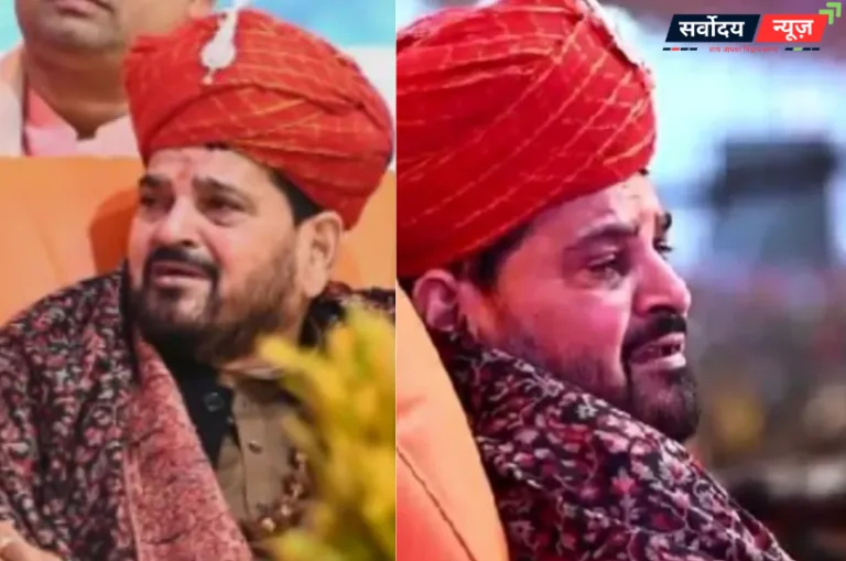 रोने लगे बृजभूषण शरण सिंह, ऋतेश्वर महाराज के शब्दों ने भर दी आंखें