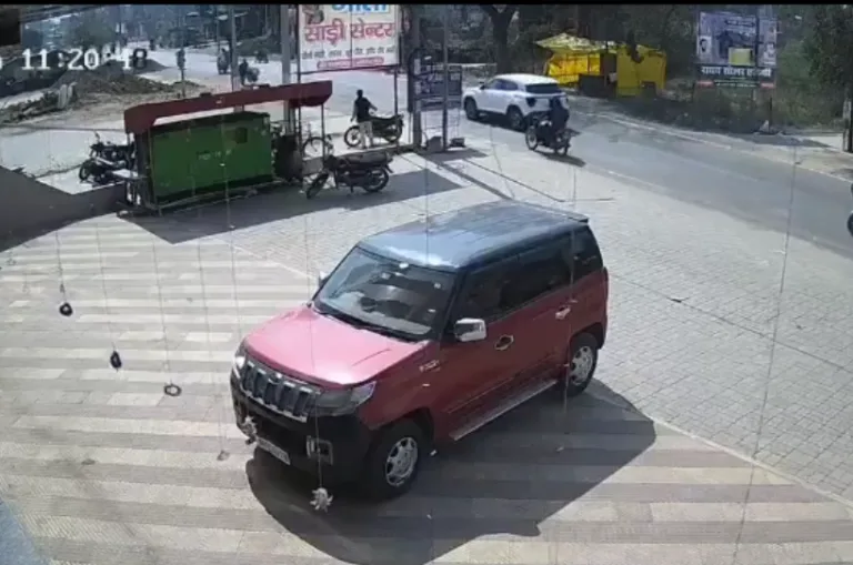 VIDEO: चलती कार पर गिरा हाईमास्ट पोल, सपा नेता की मौके पर मौत
