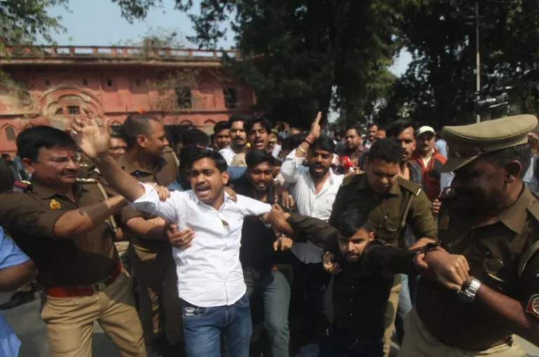 लखनऊ विश्वविद्यालय में लाल बारादरी विवाद: नमाज के विरोध में हनुमान चालीसा पाठ, परिसर में तनाव