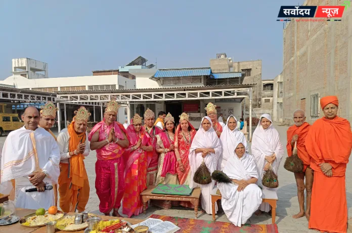 अयोध्या के रायगंज जैन मंदिर में आठ दिवसीय इंद्रधनुष विधान अनुष्ठान शुरू, उमड़ रही श्रद्धालुओं की भीड़