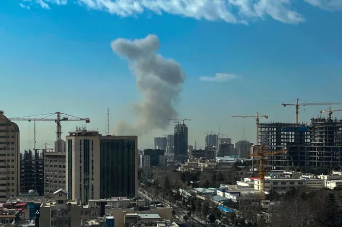 इजरायल के साथ अमेरिका की संयुक्त कार्रवाई? तेहरान में खामेनेई दफ्तर के पास धमाके, दोनों देशों ने बंद किया हवाई क्षेत्र