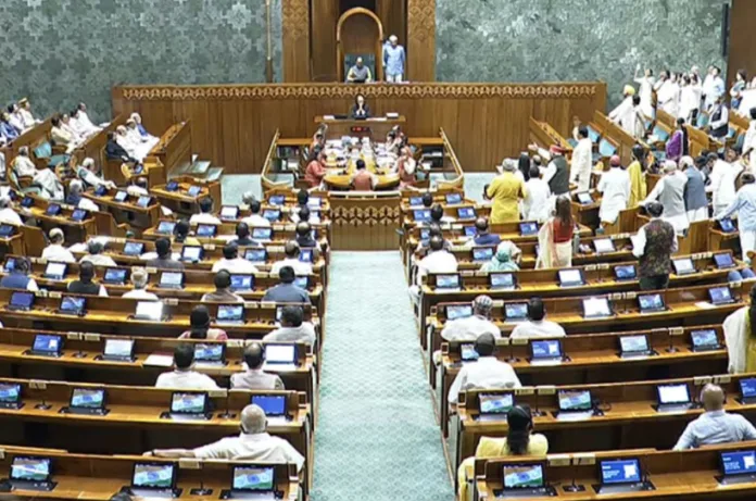 आसन की ओर कागज फेंकने वाले सांसदों पर सख्त कार्रवाई, वोटिंग के बाद...किन-किन पर गिरी गाज?