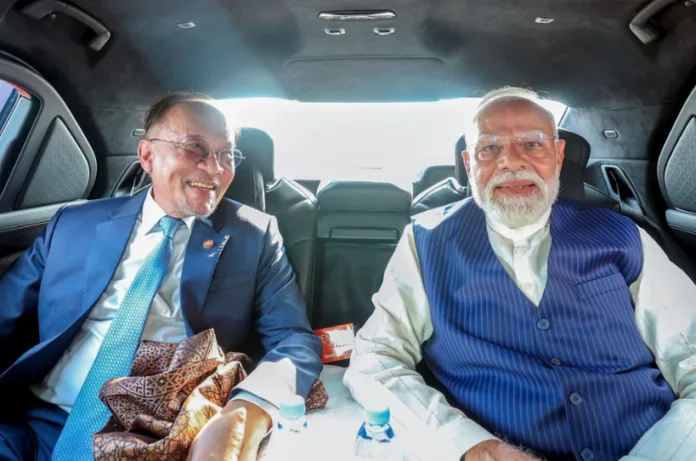 मलेशिया में पीएम मोदी का भव्य स्वागत, पीएम अनवर इब्राहिम के साथ साझा की कार यात्रा