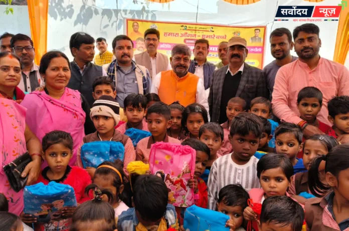रुदौली-मवई में ‘हमारा आंगन, हमारे बच्चे’ कार्यक्रम आयोजित, विधायक रामचंद्र यादव ने बांटी शैक्षिक सामग्री