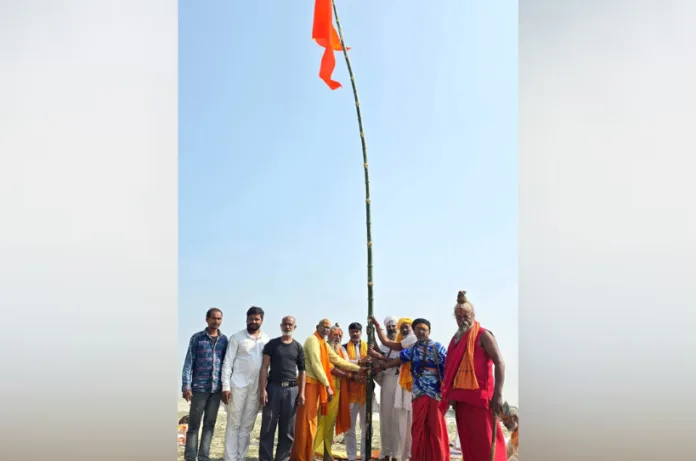 अयोध्या में सरयू तट पर महायज्ञ का संकल्प, मंत्रोच्चार के बीच फहराया गया विशाल धर्मध्वज