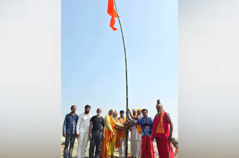 अयोध्या में सरयू तट पर महायज्ञ का संकल्प, मंत्रोच्चार के बीच फहराया गया विशाल धर्मध्वज