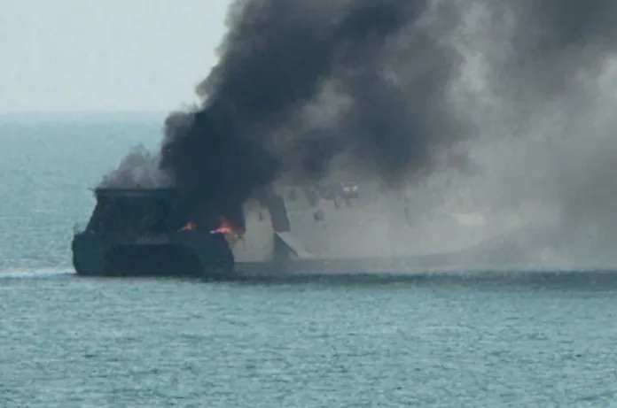 युद्धपोत डुबाने का ईरान ने ले लिया बदला! अमेरिकी तेल टैंकर पर मिसाइल हमला, फारस की खाड़ी में लगी आग