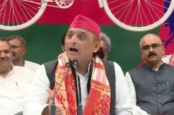 रोहित पांडेय, पूर्व डीआईजी समेत कई नेता सपा में शामिल, अखिलेश यादव ने भाजपा पर साधा निशाना