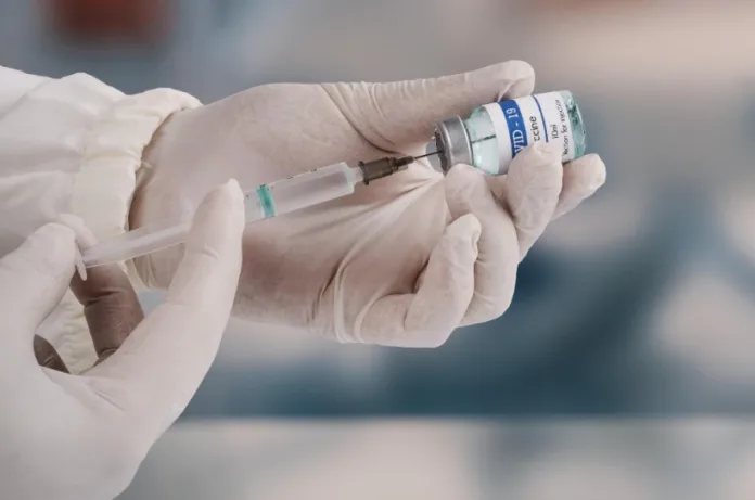 कोविड वैक्सीन के साइड इफेक्ट्स पर सुप्रीम कोर्ट सख्त, सरकार को मुआवजा नीति बनाने का निर्देश