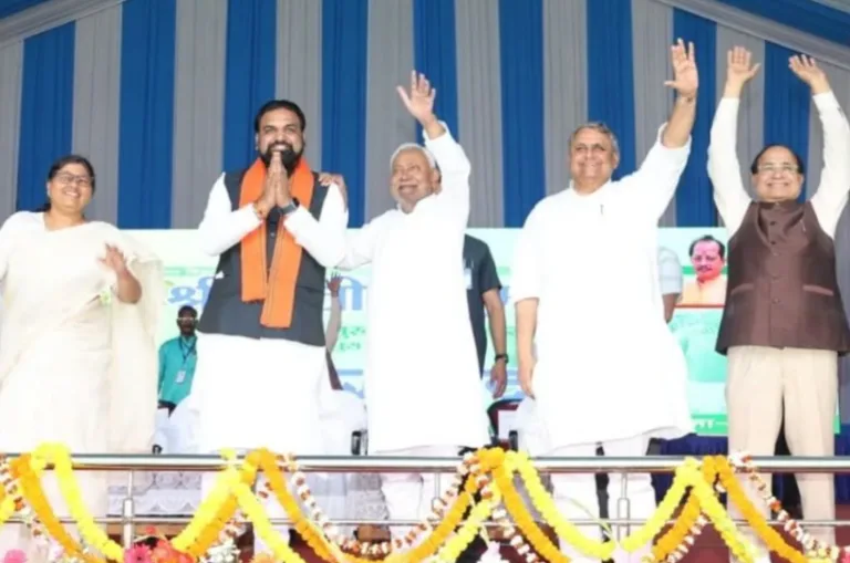 नए CM की रेस में एक फोटो से खलबली; सम्राट चौधरी कर रहे प्रणाम, कंधे पर नीतीश का हाथ