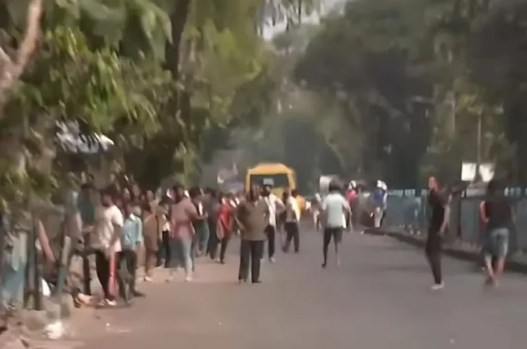 कोलकाता में पीएम मोदी की रैली से पहले झड़प, बीजेपी-टीएमसी कार्यकर्ता भिड़े