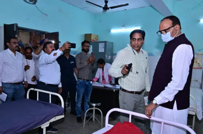 UP के डिप्टी CM Brajesh Pathak का एक्शन मोड,इस जिले की CHC पर की रेड,...कार्रवाई भी की