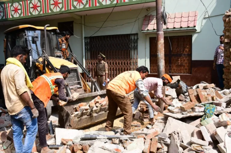 प्रयागराज के बाद बनारस में विस्फोट; भाई-बहन की मौत, मां समेत दो गंभीर