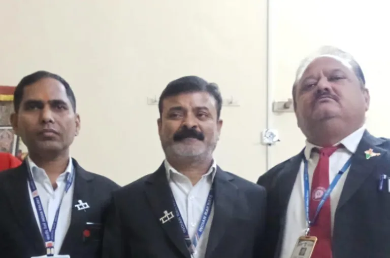 यात्रियों की सुरक्षा सुनिश्चित करने हेतु सतर्कता-फर्जी टीटीई को पकड़ा गया