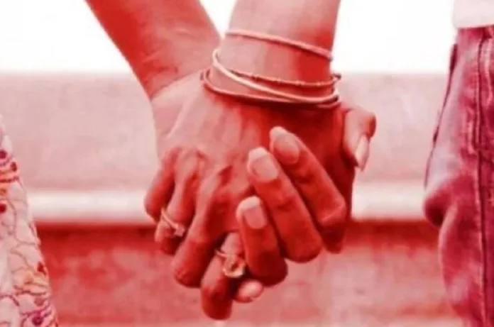 5 बच्चों की मां प्रेमी संग फरार, 2 साल का मासूम मां के लिए रोता रहा