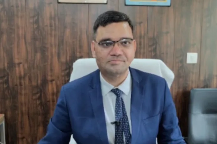 Rinku Singh Rahi: आटा चक्की चलाने वाले के बेटे से IAS तक का सफर, इस्तीफा देने वाले रिंकू सिंह की कहानी