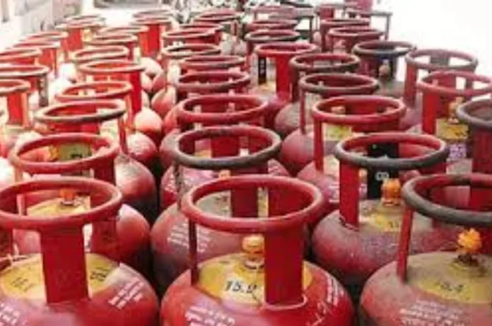महंगा होगा LPG सिलेंडर? रिपोर्ट से बढ़ी चिंता, सब्सिडी पर भी पड़ सकता है असर