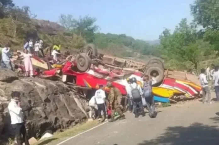 उधमपुर में दर्दनाक बस हादसा: खाई में गिरी बस, 15 की मौत; कई यात्री गंभीर