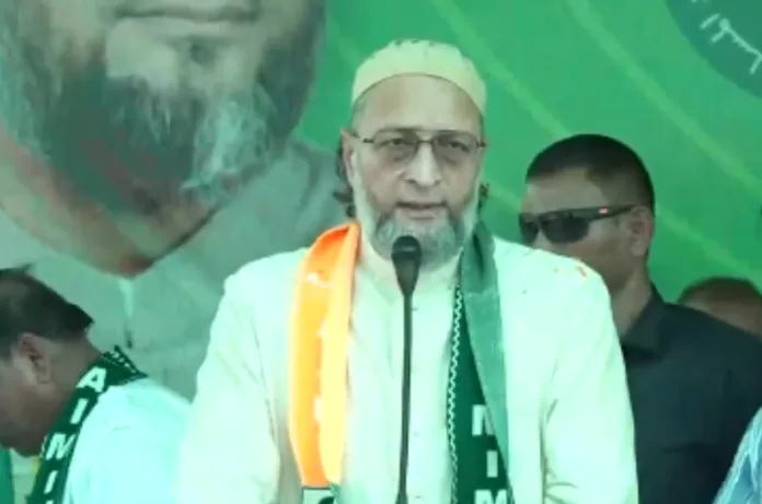 बंगाल में हुमायूं कबीर के साथ आये ओवैसी, बोले- मुसलमानों को सिर्फ वोटिंग मशीन बना दिया