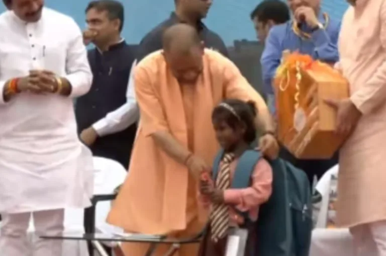 CM योगी ने काशी से ‘स्कूल चलो अभियान’ की शुरुआत की, बच्चों को बांटे बैग और किताबें