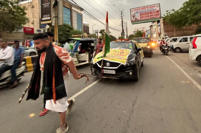 प्रेमानंद महाराज के दर्शन की चाह में पहलवान का अनोखा संकल्प, कमर से कार खींचकर आगरा से वृंदावन पहुंचा युवक