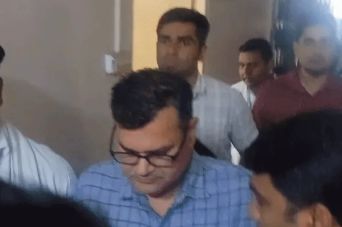 UP News: ग्राम विकास अधिकारी से रिश्वत लेते प्रभारी DPRO गिरफ्तार, विजिलेंस टीम ने रंगे हाथ पकड़ा