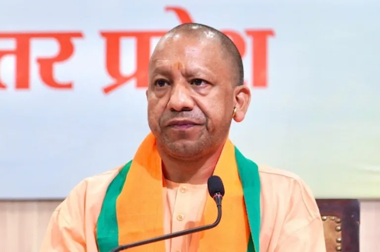 नोएडा बवाल के बाद बड़ा फैसला: योगी सरकार ने बढ़ाई न्यूनतम मजदूरी, अब इससे कम सैलरी नहीं दे सकेंगी कंपनियां