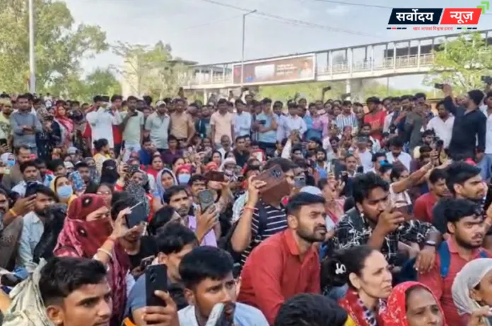 नोएडा में वेतन विवाद ने लिया उग्र रूप, आगजनी और पथराव; पलवल-फरीदाबाद में भी प्रदर्शन