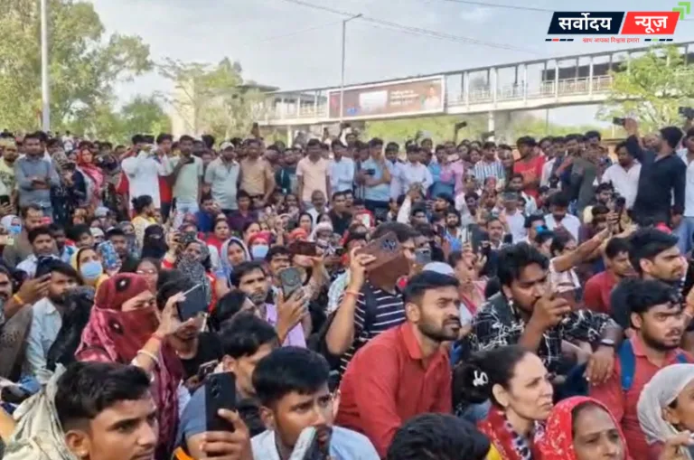 नोएडा में वेतन विवाद ने लिया उग्र रूप, आगजनी और पथराव; पलवल-फरीदाबाद में भी प्रदर्शन