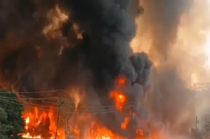 लखनऊ में भीषण आग, सिलेंडर धमाकों से मची दहशत; 50 से ज्यादा झोपड़ियां जलकर राख