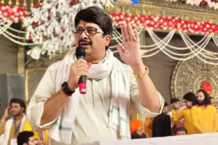 बागेश्वर बाबा की कथा में पहुंचे रघुराज प्रताप सिंह (राजा भैया), बोले-‘वंदे मातरम्’ नहीं गाने वाले प्रत्याशियों को नकारें