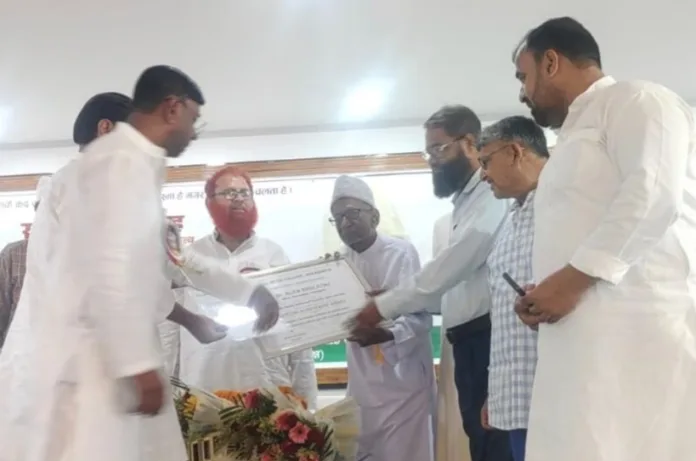 76 साल बाद सपा विधायक 92 साल की उम्र में हाईस्कूल सर्टिफिकेट लेने पहुंचे, कॉलेज पहुंचकर हुए भावुक