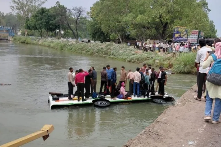 Kanpur: रेलिंग तोड़कर बस नहर में गिरी, खिड़कियों का शीशा तोड़कर बाहर निकले यात्री