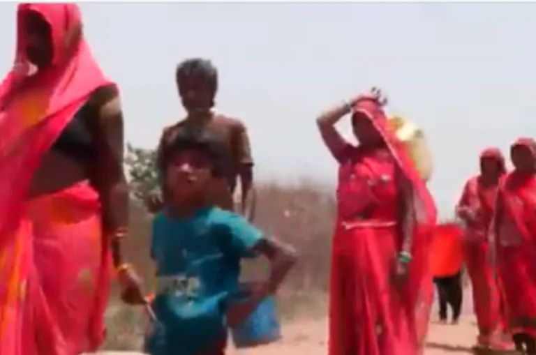 भीषण गर्मी के बीच यूपी के इस जिले में गहराया जल संकट, 10 KM दूर से पानी लाने को मजबूर ग्रामीण