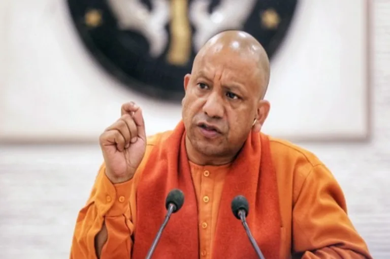 बिजली कटौती पर CM योगी का बड़ा एक्शन: यूपी में दो अधिकारी सस्पेंड, गर्मी के बीच जनता का गुस्सा बढ़ा
