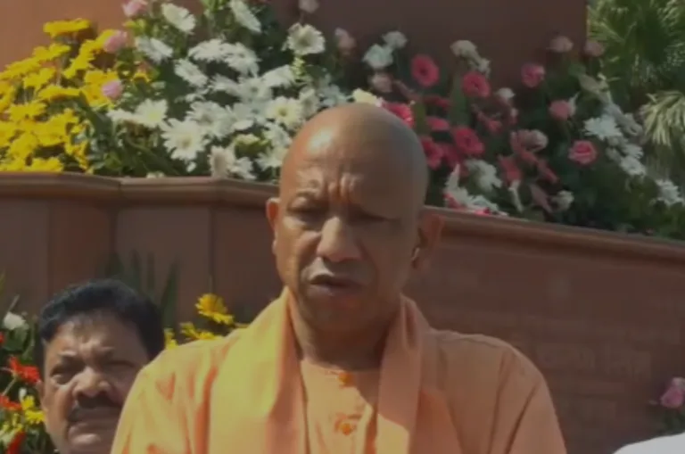 ‘देश के विकास का रास्ता गांव, खेत व खलिहानों से होकर जाता है’: चौधरी चरण सिंह की पुण्यतिथि पर बोले सीएम योगी