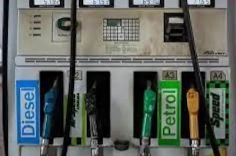 Petrol Diesel Price Today:पेट्रोल 115.69 रुपये और डीजल 100.92 रुपये, आधी रात बढ़ गए तेल के दाम? यहां चेक करें
