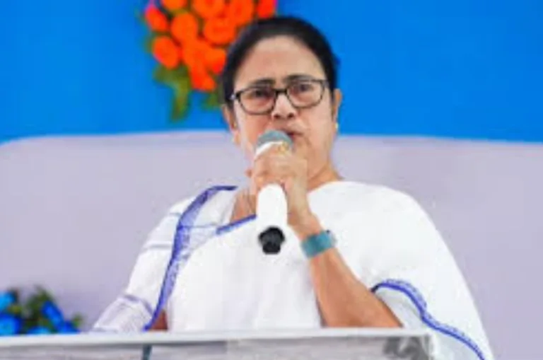 ममता बनर्जी की बैठक में नहीं पहुंचे 80 में से 60 विधायक, TMC में बढ़ी हलचल